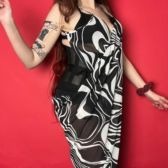 Black and white cross over cover up dress π€π€ββββββββββββββββββ - Picture 2 of 6